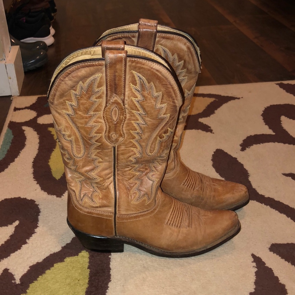 Women’s tan leather cowboy boots size 5.5